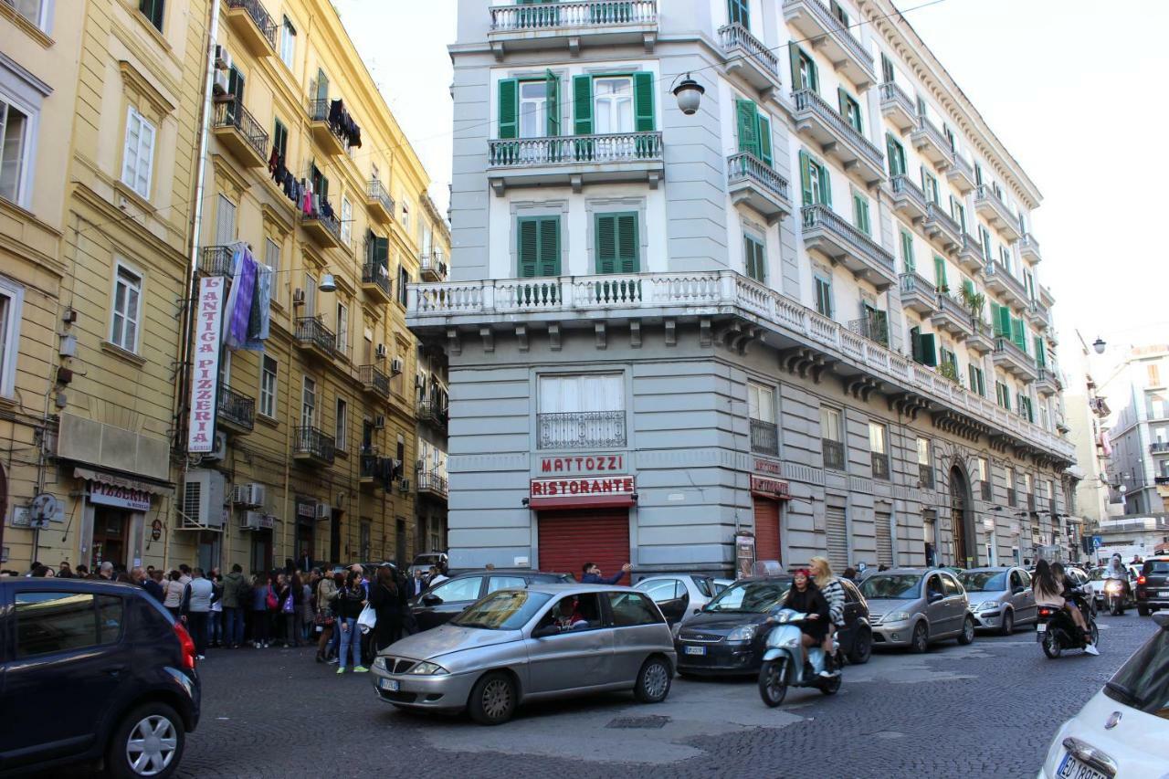 B&B Resta Cu Mme Napoli Exterior foto
