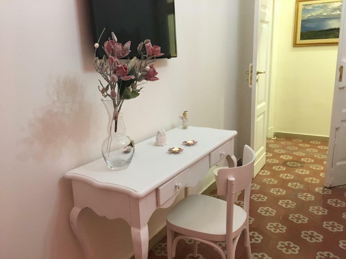 B&B Resta Cu Mme Napoli Exterior foto