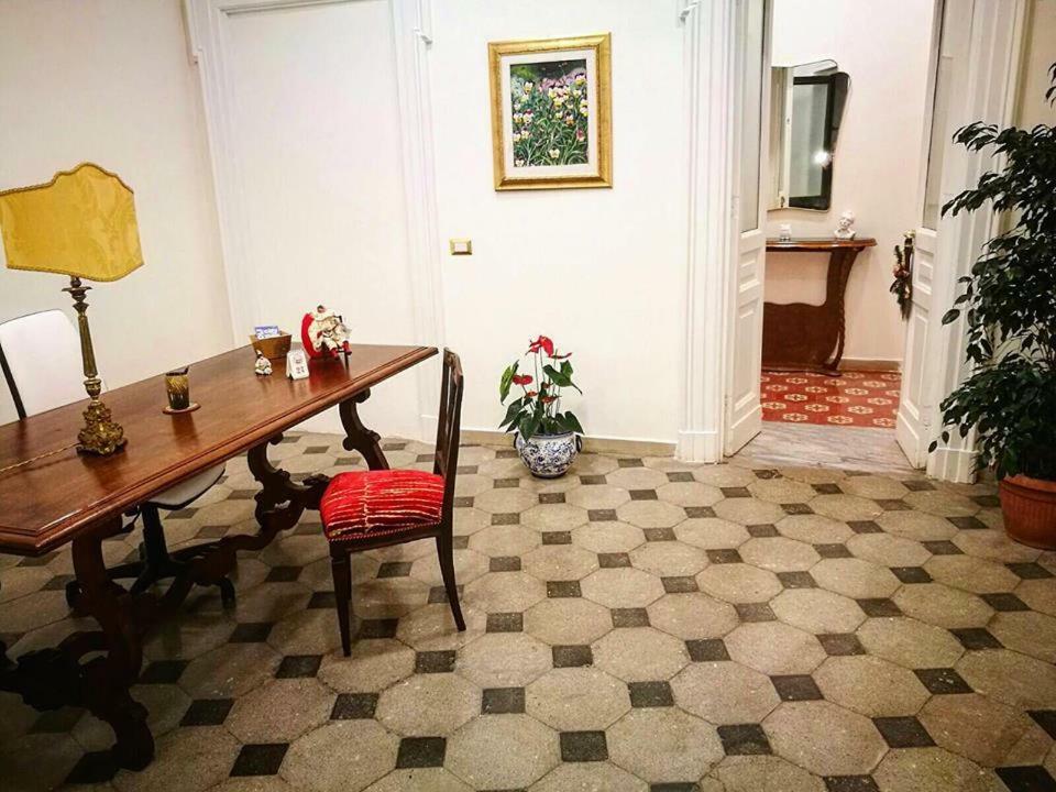 B&B Resta Cu Mme Napoli Exterior foto